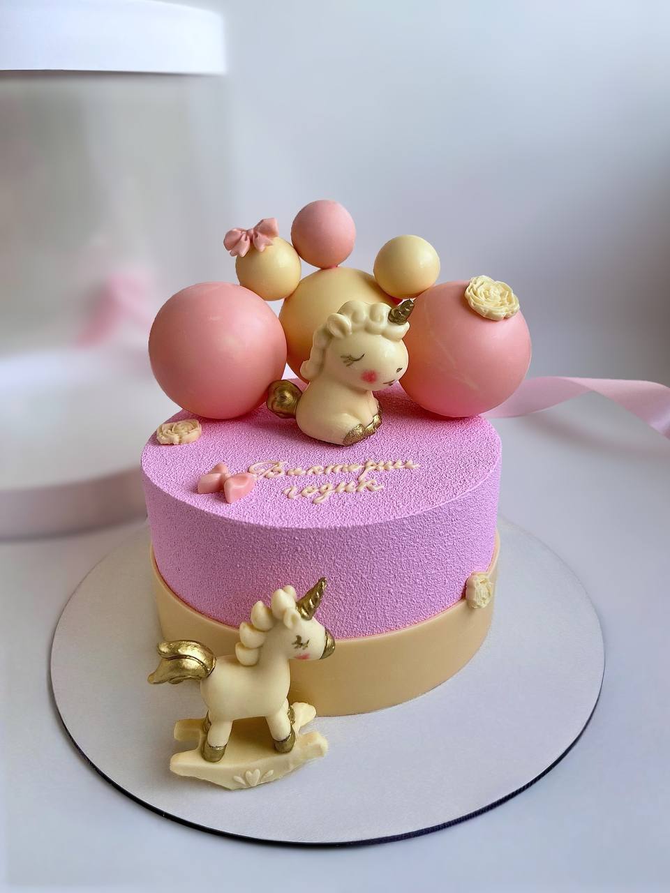 Торт с единорогами и велюром