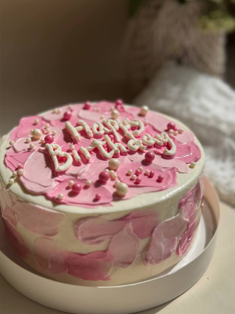 Торт с надписью "happy birthday"