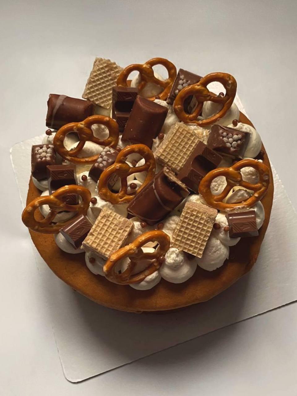 Торт со сладостями