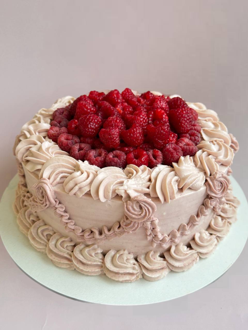 Торт Ламбет со свежей малиной