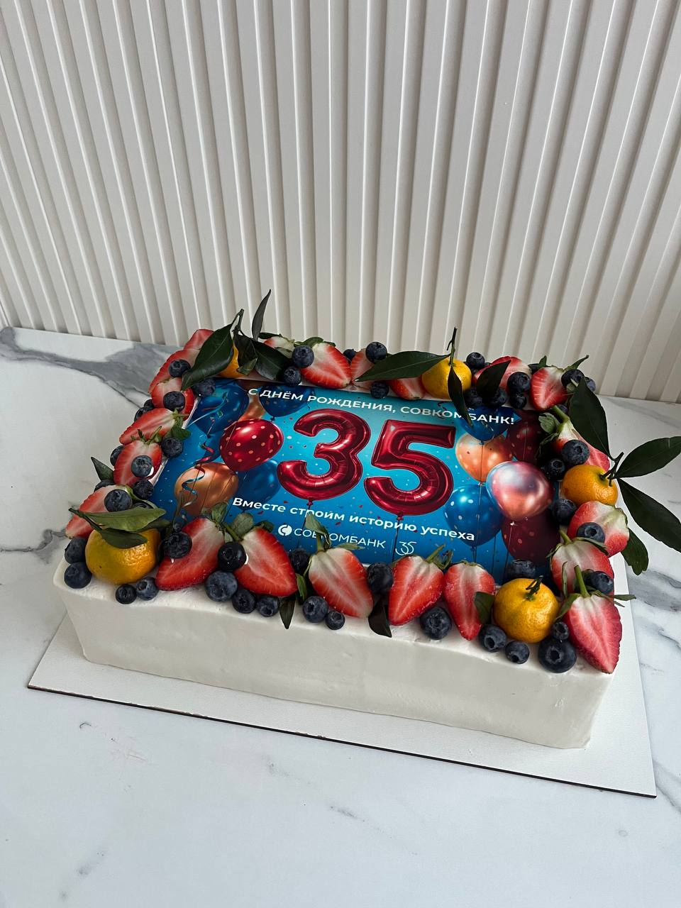 Торт со свежими ягодами и фотопечатью