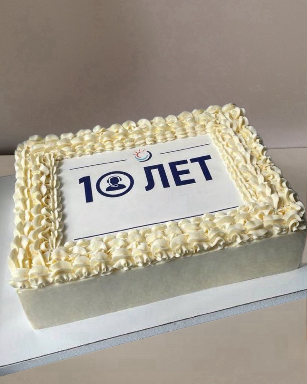 Торт с фотопечатью и кремовыми бортиками
