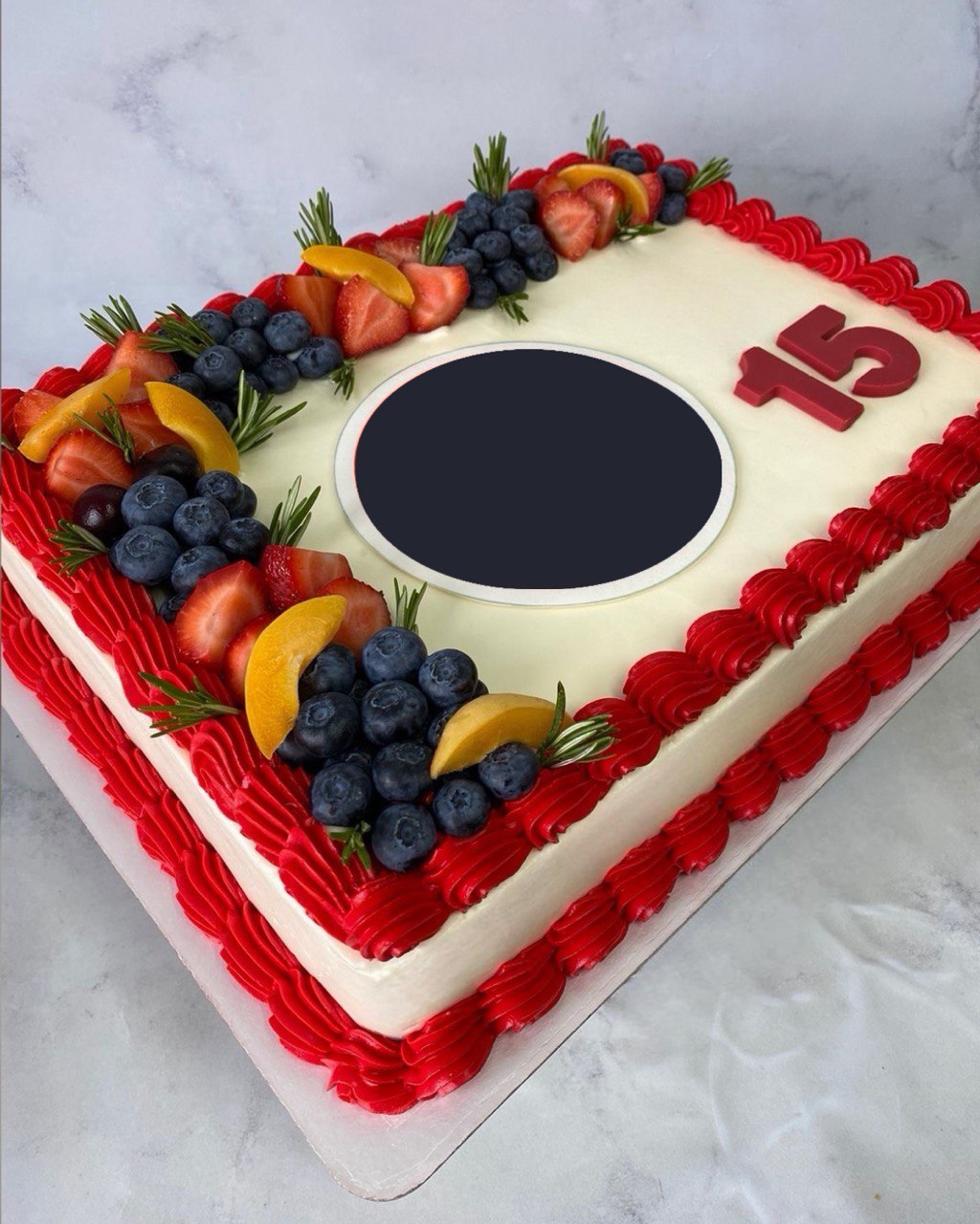 Торт с ягодами и логотипом