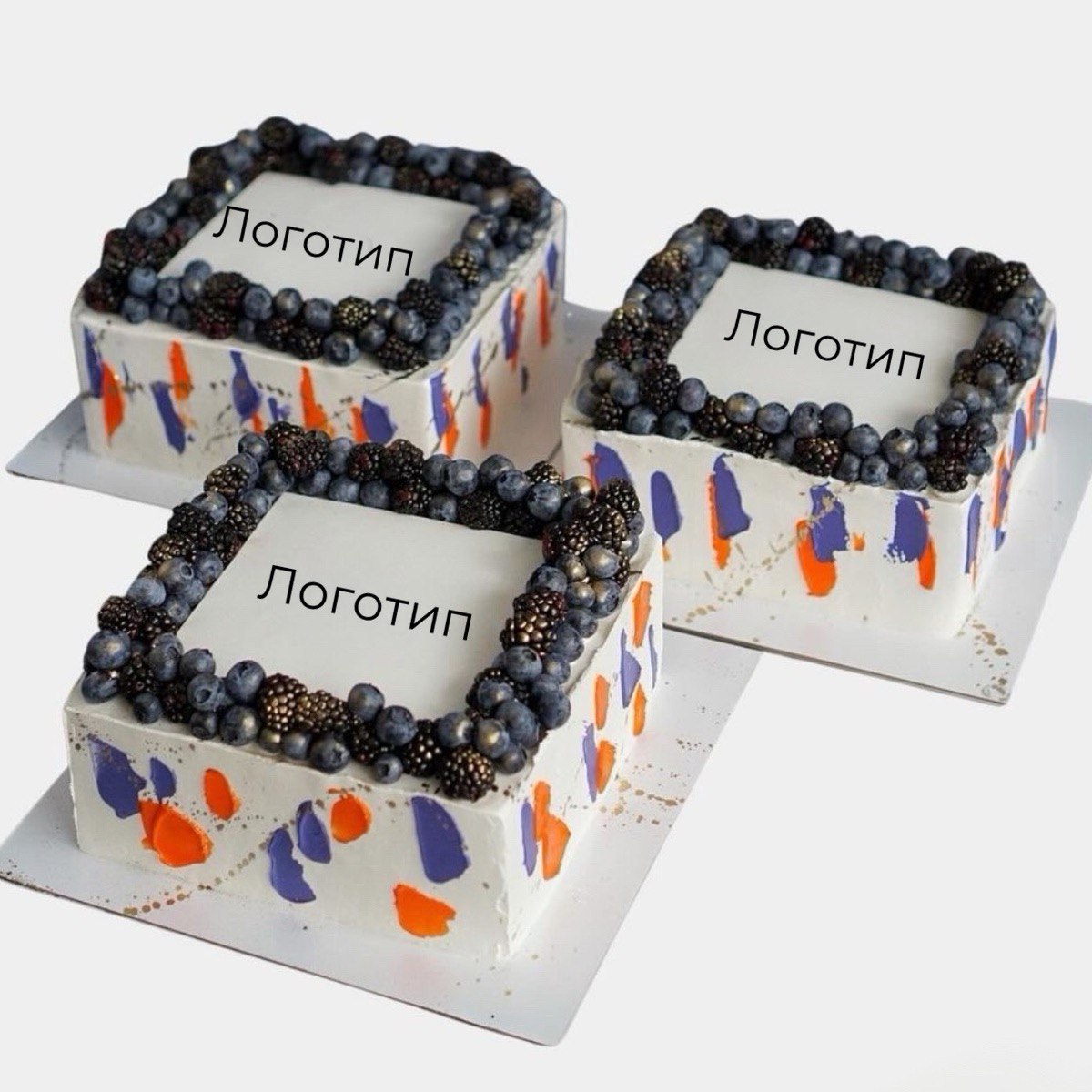 Торт с логотипом и ягодами