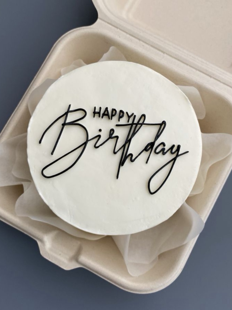 Торт с надписью happy birthday без рисунка