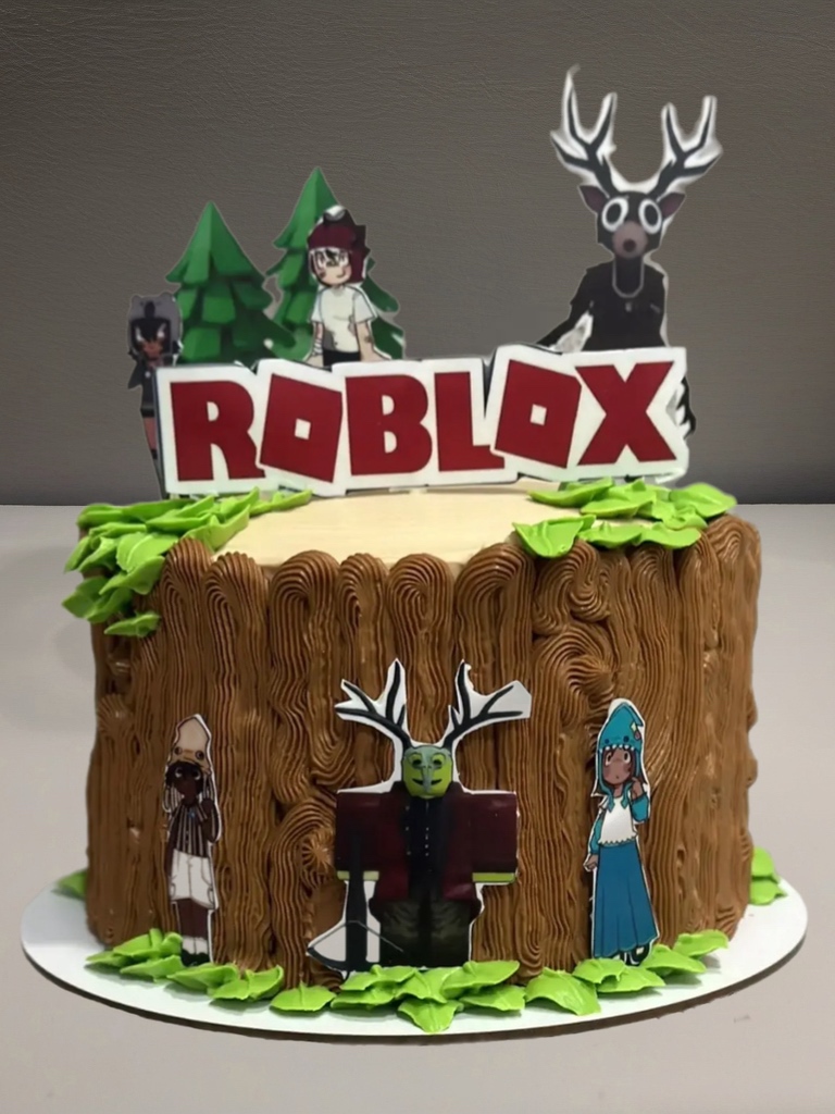 Торт Roblox с кремовым декором